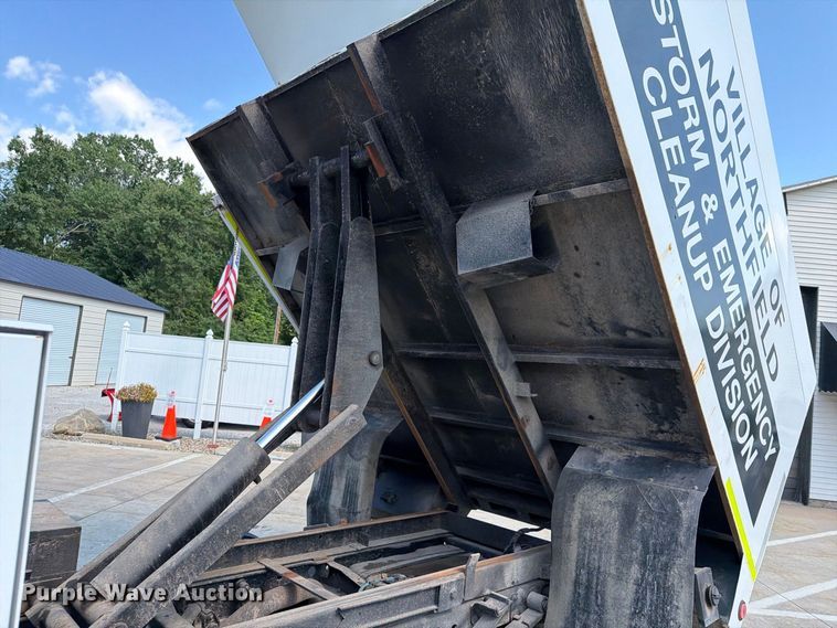 image for item FG3007 2006 Ford F550 chipper truck
