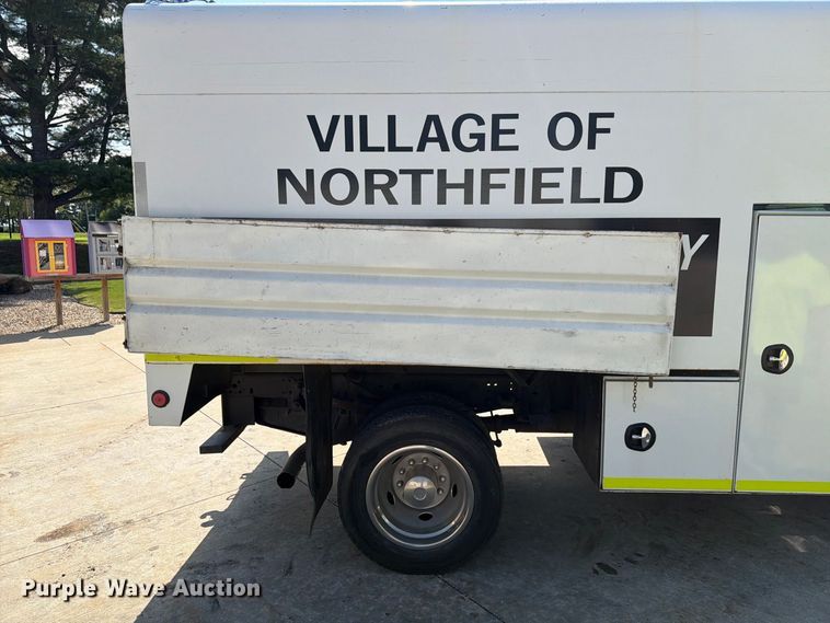 image for item FG3007 2006 Ford F550 chipper truck