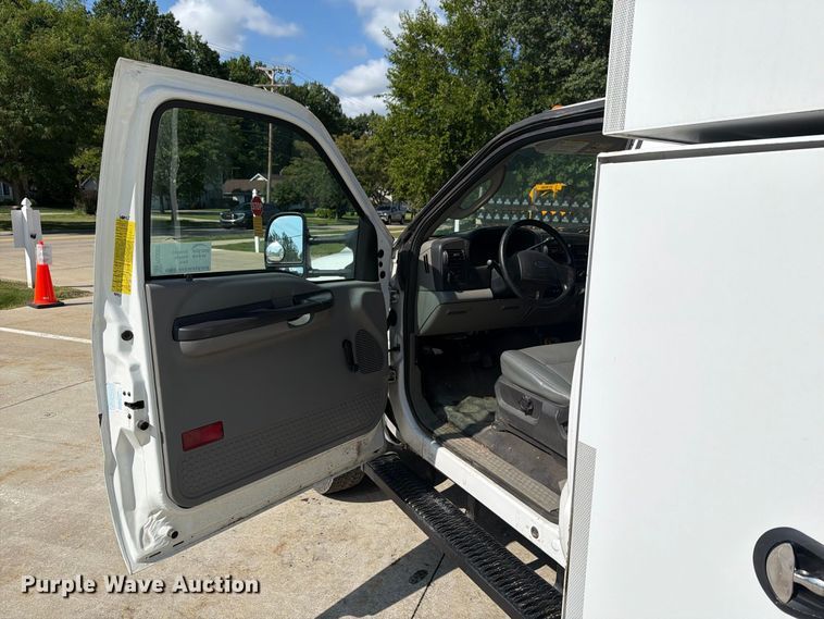 image for item FG3007 2006 Ford F550 chipper truck