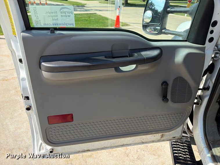 image for item FG3007 2006 Ford F550 chipper truck