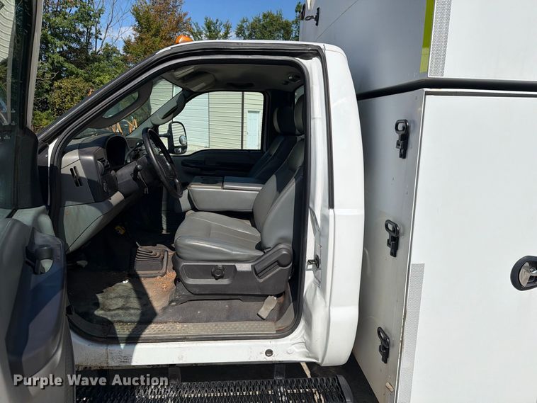 image for item FG3007 2006 Ford F550 chipper truck