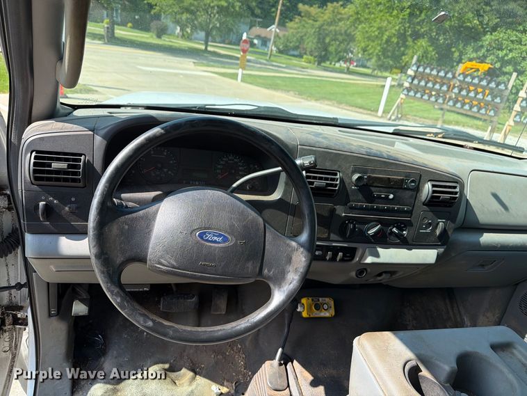 image for item FG3007 2006 Ford F550 chipper truck