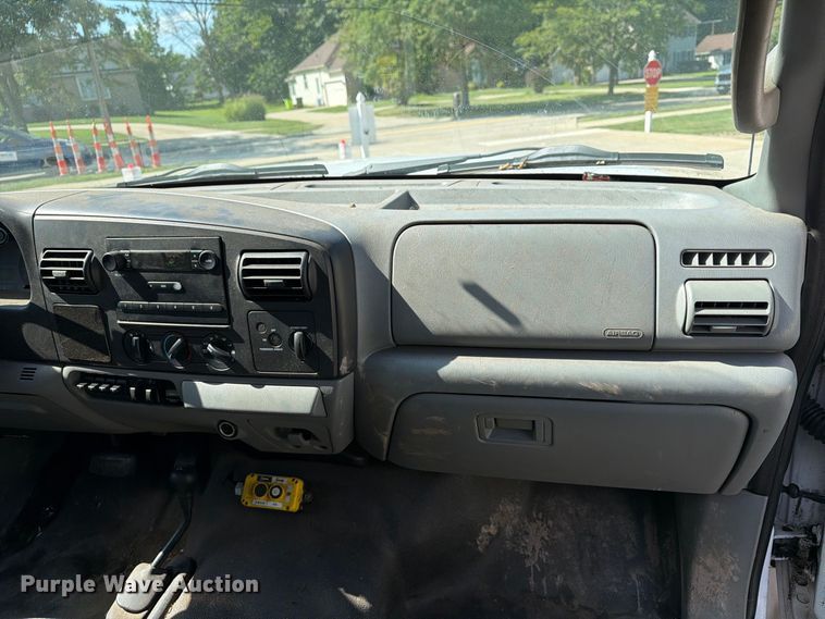 image for item FG3007 2006 Ford F550 chipper truck