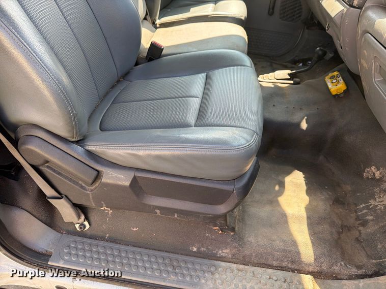 image for item FG3007 2006 Ford F550 chipper truck