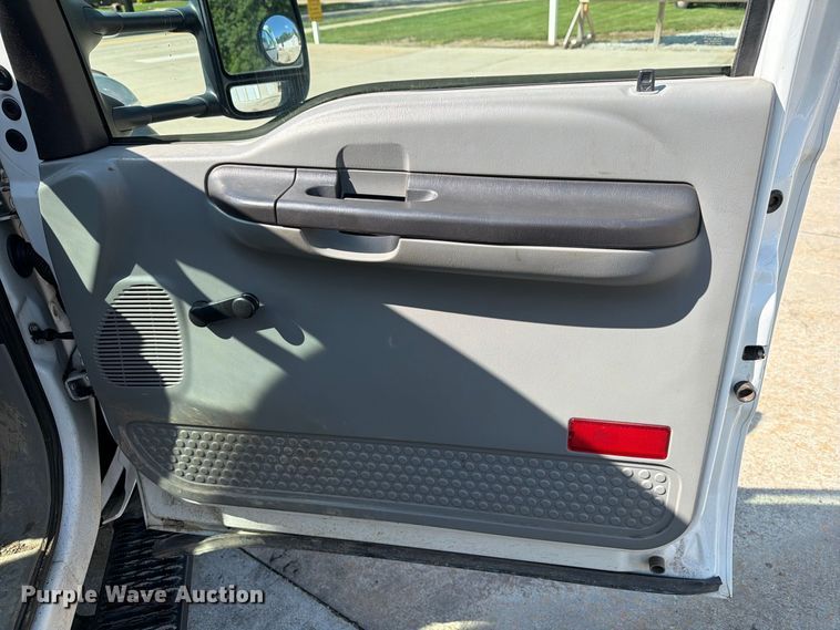 image for item FG3007 2006 Ford F550 chipper truck