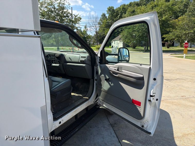 image for item FG3007 2006 Ford F550 chipper truck