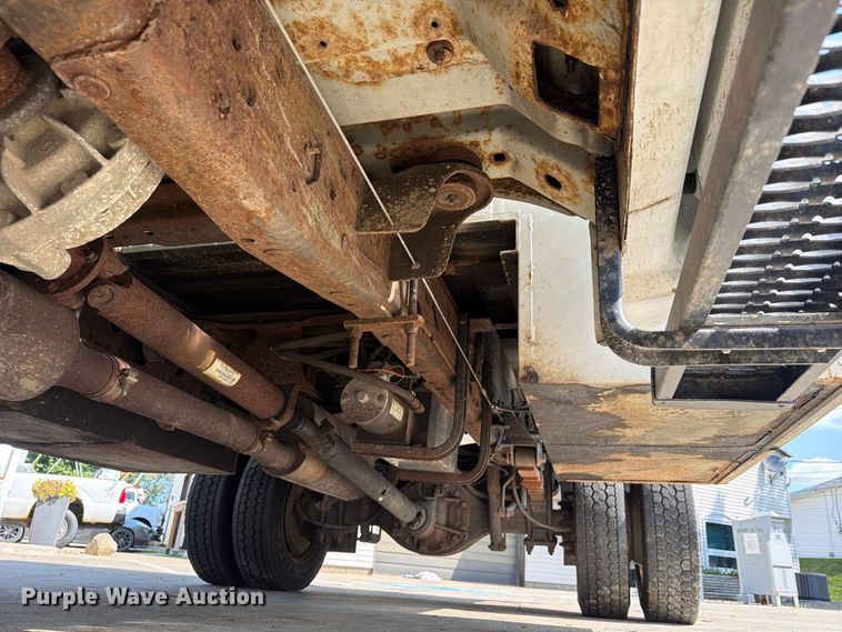 image for item FG3007 2006 Ford F550 chipper truck