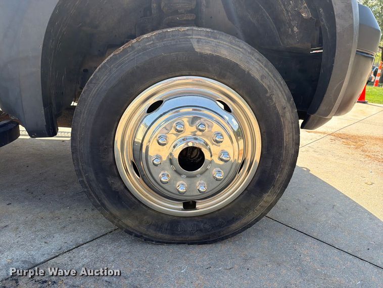 image for item FG3007 2006 Ford F550 chipper truck