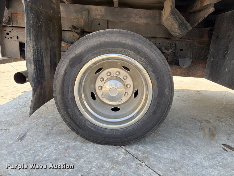 image for item FG3007 2006 Ford F550 chipper truck