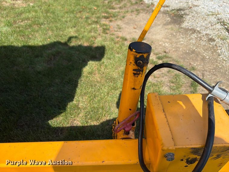 image for item FG3009 2011 Carlton 1712 wood chipper