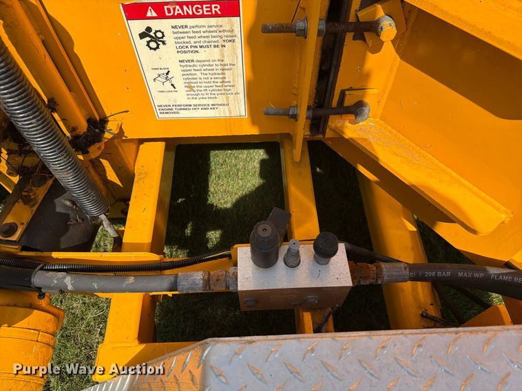 image for item FG3009 2011 Carlton 1712 wood chipper