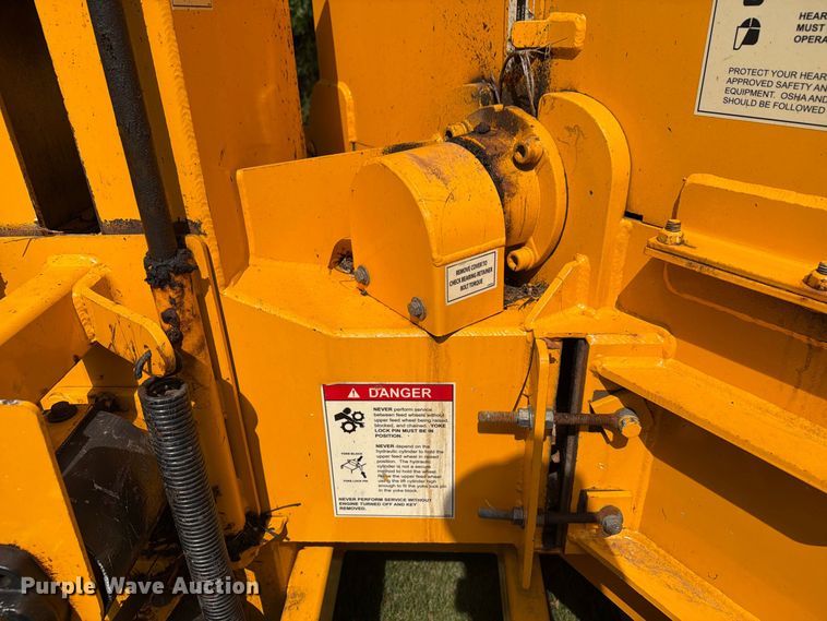 image for item FG3009 2011 Carlton 1712 wood chipper