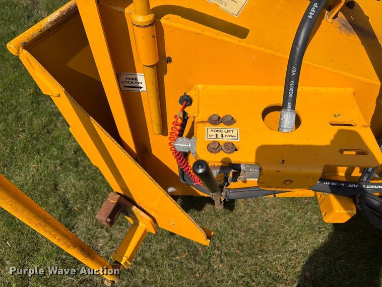 image for item FG3009 2011 Carlton 1712 wood chipper