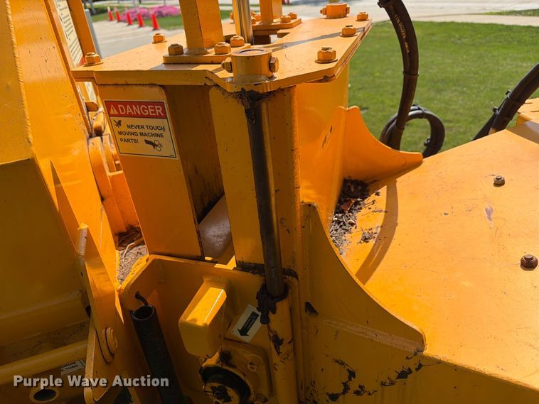 image for item FG3009 2011 Carlton 1712 wood chipper