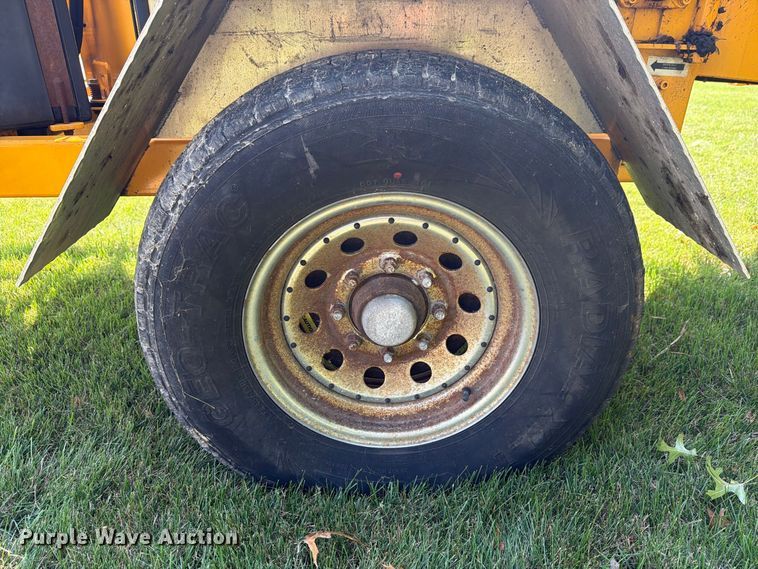 image for item FG3009 2011 Carlton 1712 wood chipper