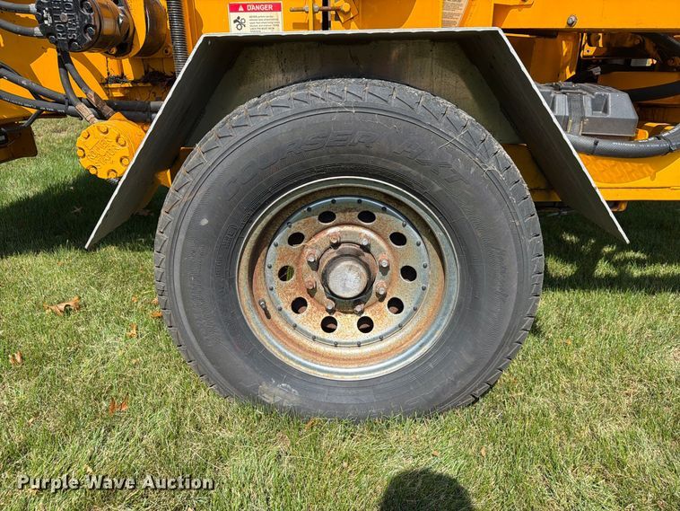 image for item FG3009 2011 Carlton 1712 wood chipper