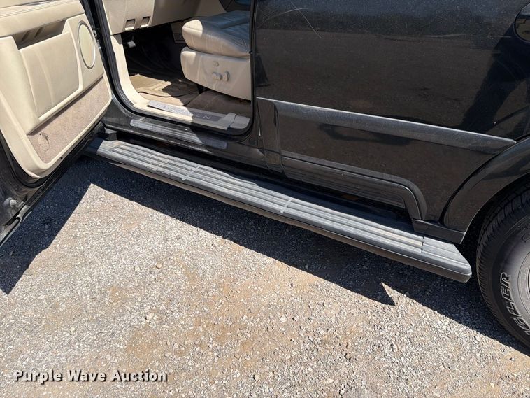 image for item FH6264 2004 Lincoln Navigator SUV