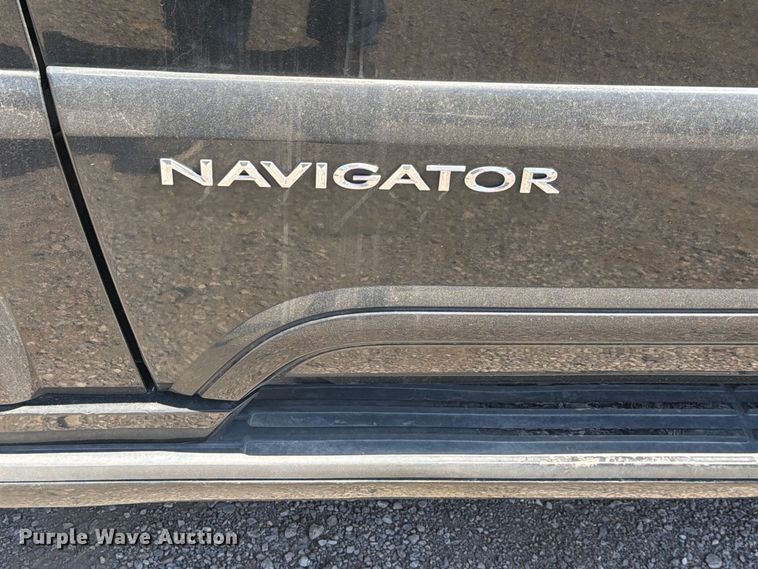 image for item FH6264 2004 Lincoln Navigator SUV