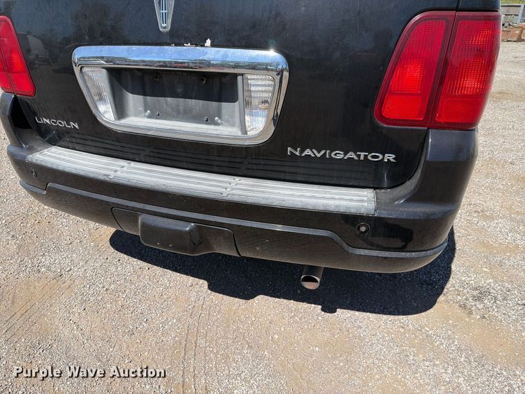 image for item FH6264 2004 Lincoln Navigator SUV