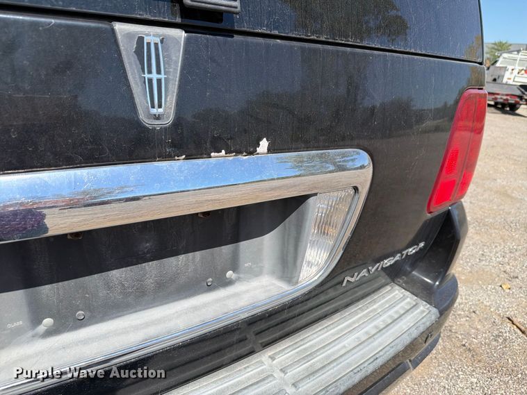 image for item FH6264 2004 Lincoln Navigator SUV