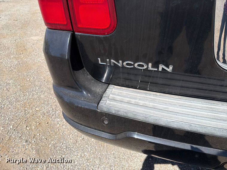 image for item FH6264 2004 Lincoln Navigator SUV
