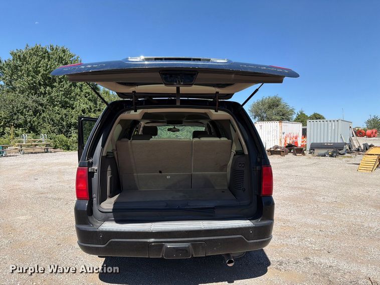 image for item FH6264 2004 Lincoln Navigator SUV