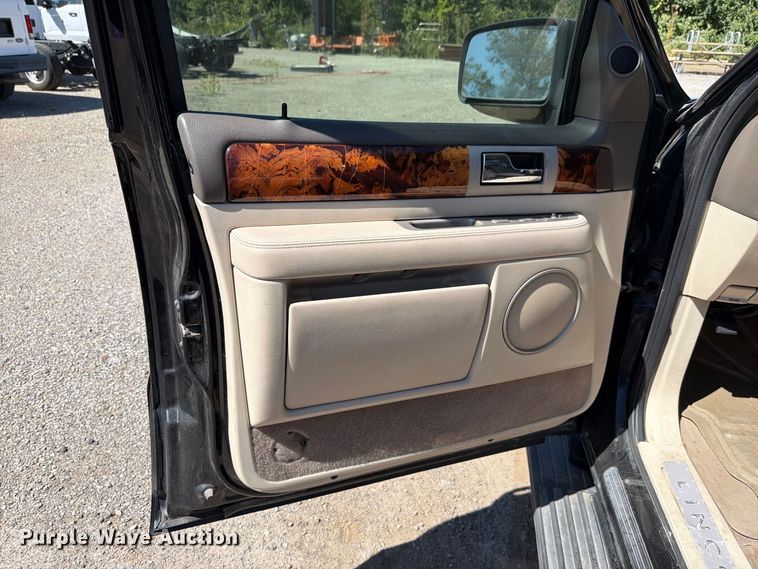 image for item FH6264 2004 Lincoln Navigator SUV