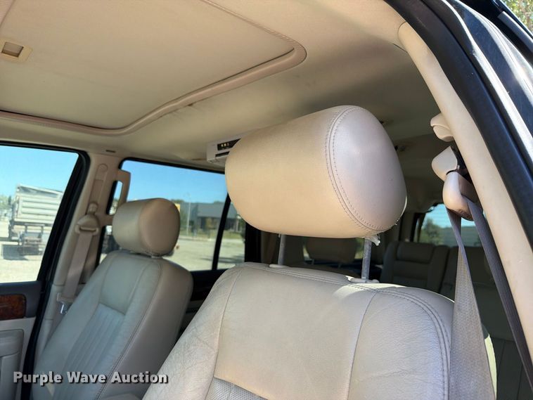 image for item FH6264 2004 Lincoln Navigator SUV