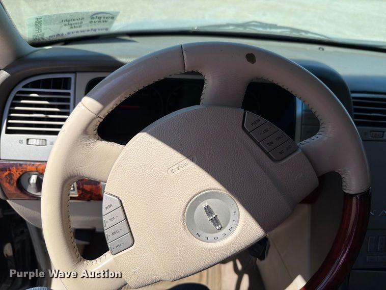 image for item FH6264 2004 Lincoln Navigator SUV
