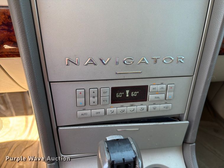 image for item FH6264 2004 Lincoln Navigator SUV