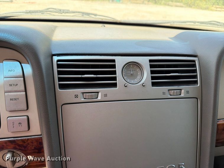 image for item FH6264 2004 Lincoln Navigator SUV