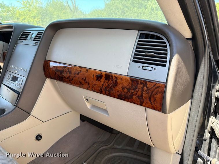 image for item FH6264 2004 Lincoln Navigator SUV