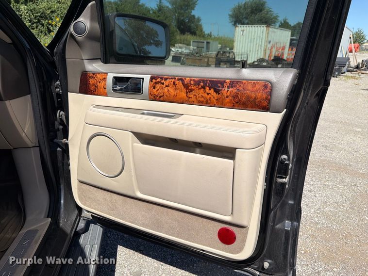 image for item FH6264 2004 Lincoln Navigator SUV