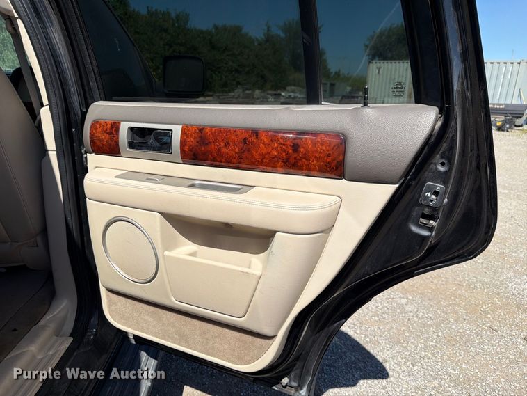 image for item FH6264 2004 Lincoln Navigator SUV
