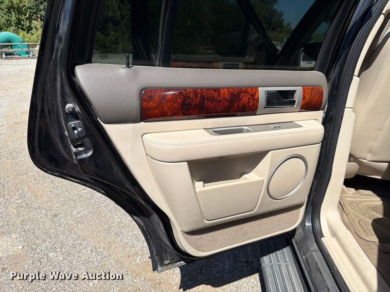 image for item FH6264 2004 Lincoln Navigator SUV