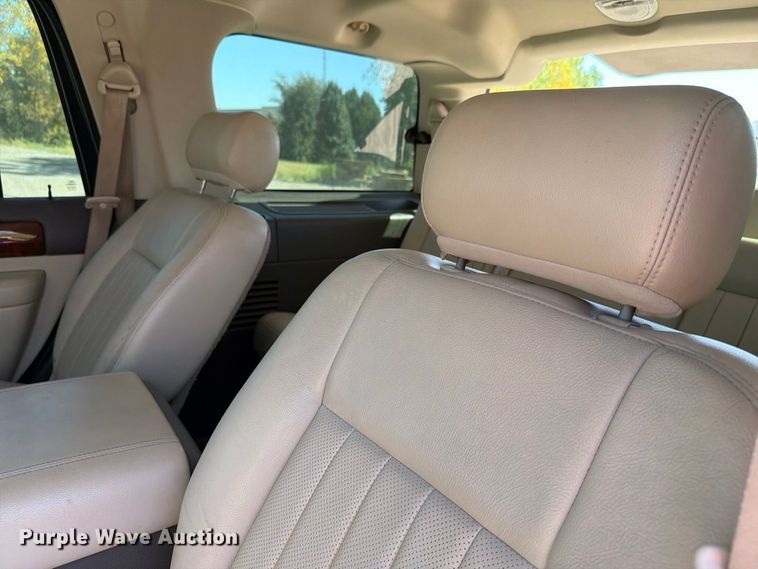 image for item FH6264 2004 Lincoln Navigator SUV