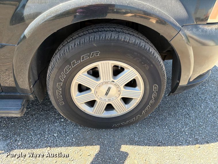 image for item FH6264 2004 Lincoln Navigator SUV