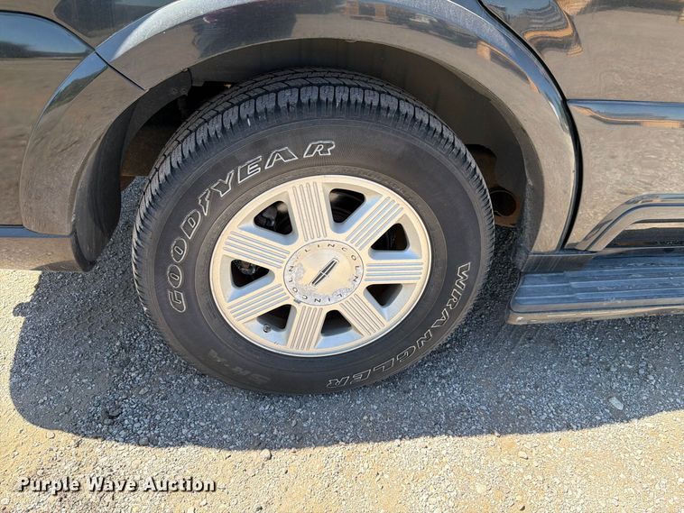image for item FH6264 2004 Lincoln Navigator SUV