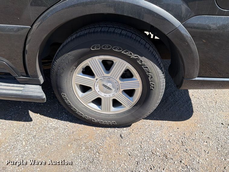 image for item FH6264 2004 Lincoln Navigator SUV