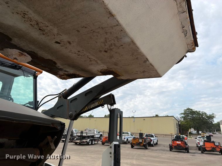 image for item FK3386 2018 Elgin Pelican street sweeper