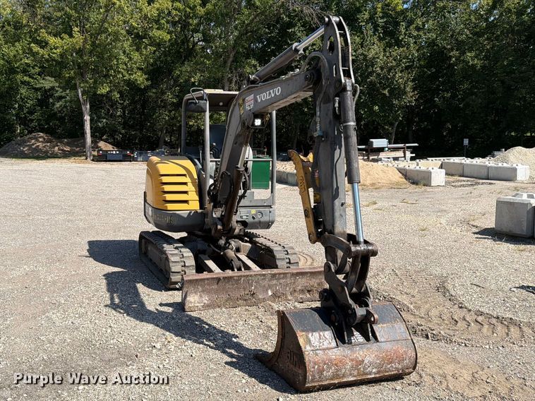 image for item FK3418 2011 Volvo EC35C mini excavator