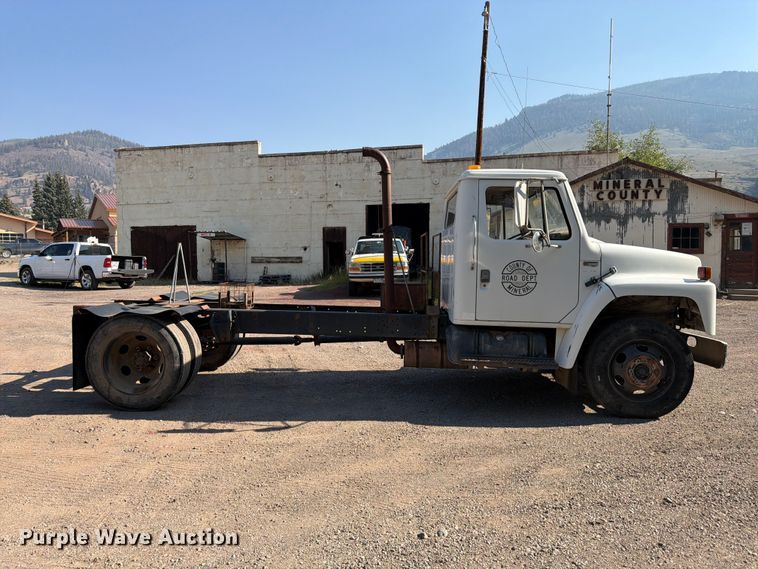 image for item FK4581 1983 International 1654 truck cab and chassis