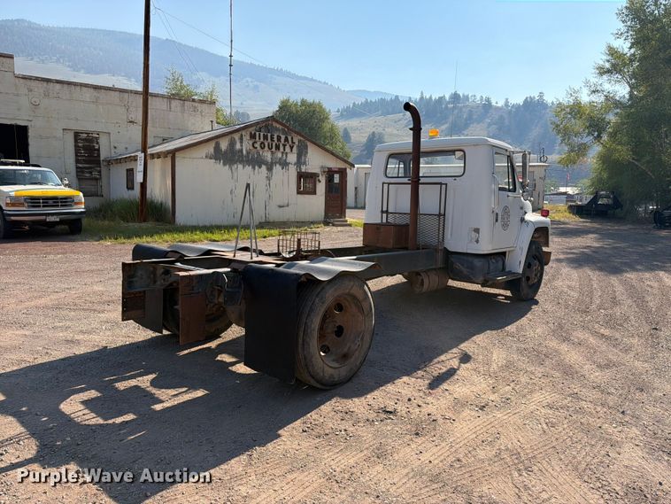 image for item FK4581 1983 International 1654 truck cab and chassis