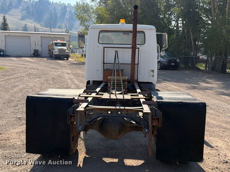 image for item FK4581 1983 International 1654 truck cab and chassis