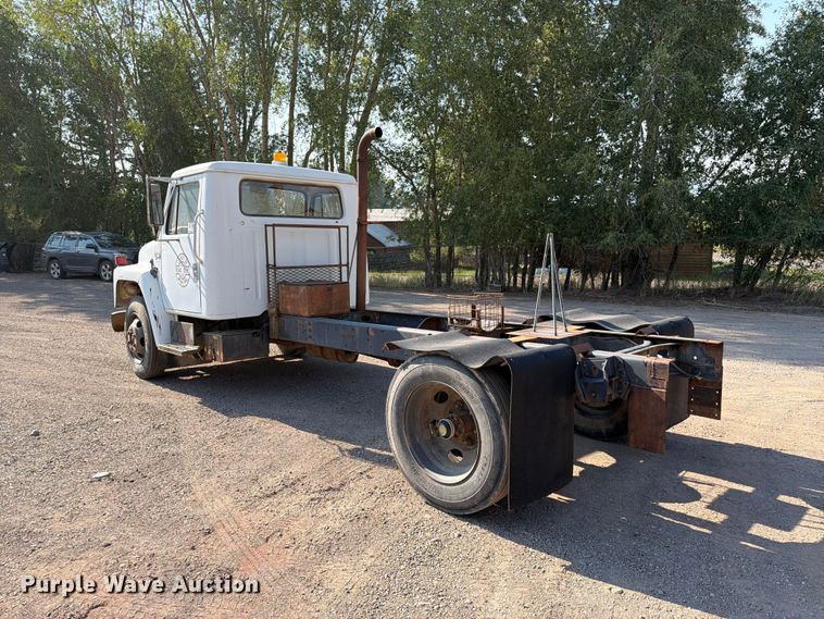 image for item FK4581 1983 International 1654 truck cab and chassis
