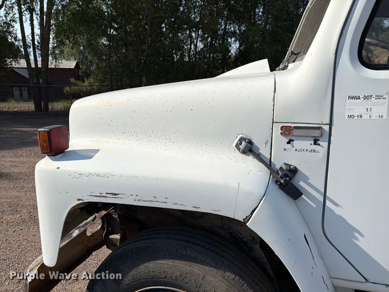 image for item FK4581 1983 International 1654 truck cab and chassis