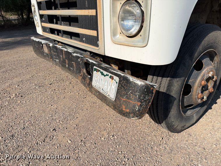 image for item FK4581 1983 International 1654 truck cab and chassis