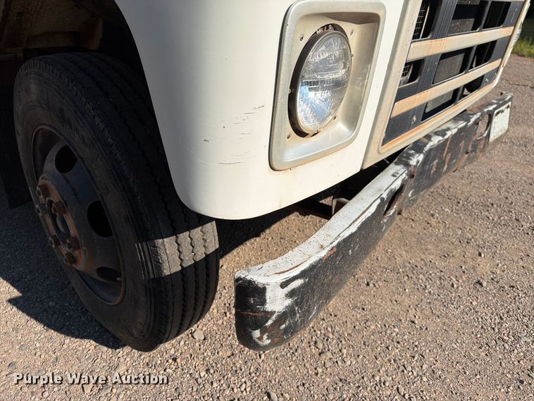 image for item FK4581 1983 International 1654 truck cab and chassis