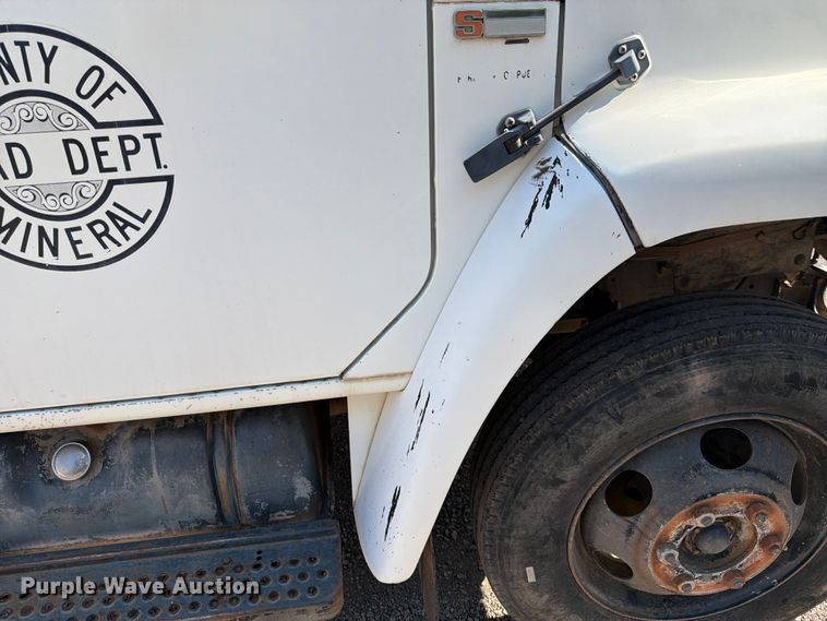 image for item FK4581 1983 International 1654 truck cab and chassis