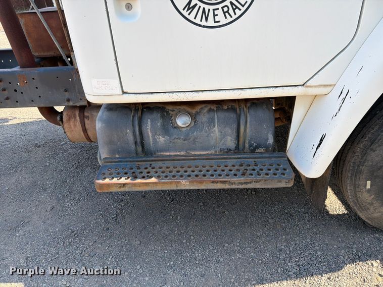 image for item FK4581 1983 International 1654 truck cab and chassis